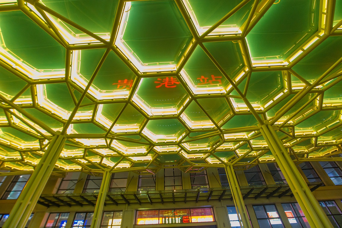 泛亚·电竞(中国区)官方网站-贵港高铁站广场ETFE膜结构雨棚